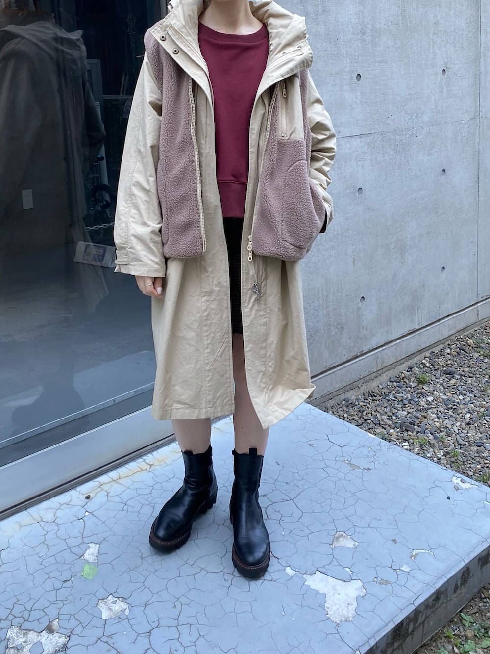 ベージュ系のその他アウター、レッド系のスウェット、ベージュ系のスカートを着用したレディースの秋コーディネートの2枚目の写真