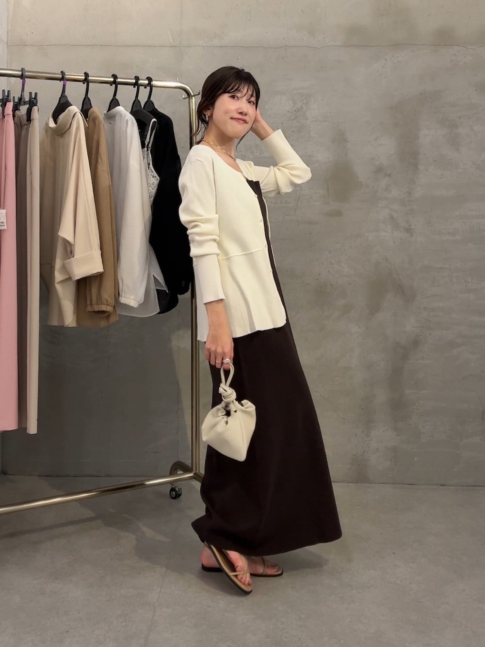 ホワイト系のカーディガン/ボレロ、ブラウン系のワンピース、ホワイト系のショルダーバッグを着用したレディースの春コーディネートの3枚目の写真