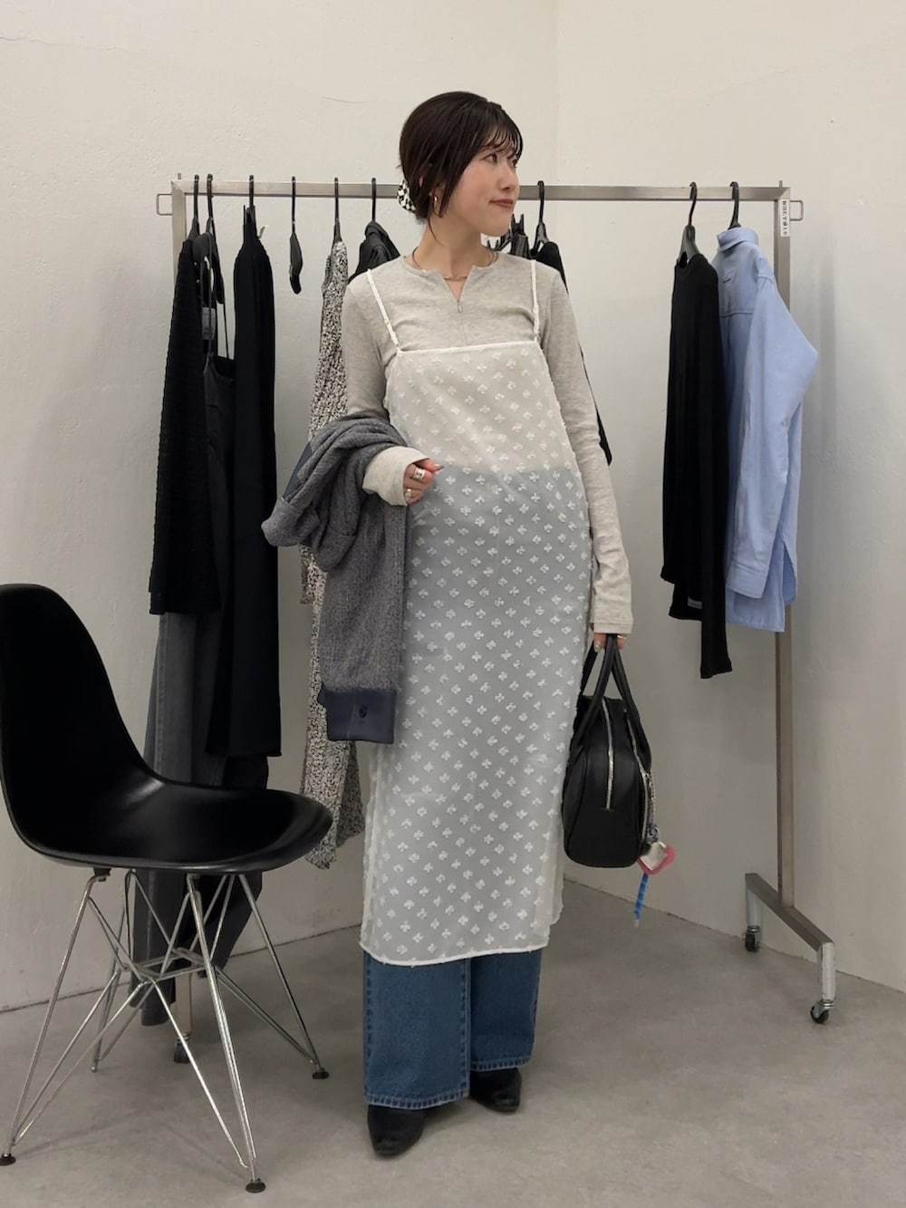 ブルー系のジャケット/アウター、ホワイト系のワンピース、ブルー系のデニムパンツを着用したレディースの冬コーディネートの5枚目の写真
