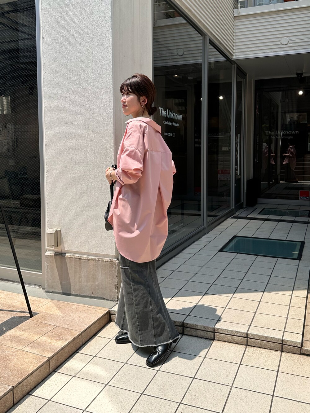 ブラック系のワンピース/ドレス、ピンク系のシャツ/ブラウス、ブラック系のバッグを着用したレディースの夏コーディネートの4枚目の写真