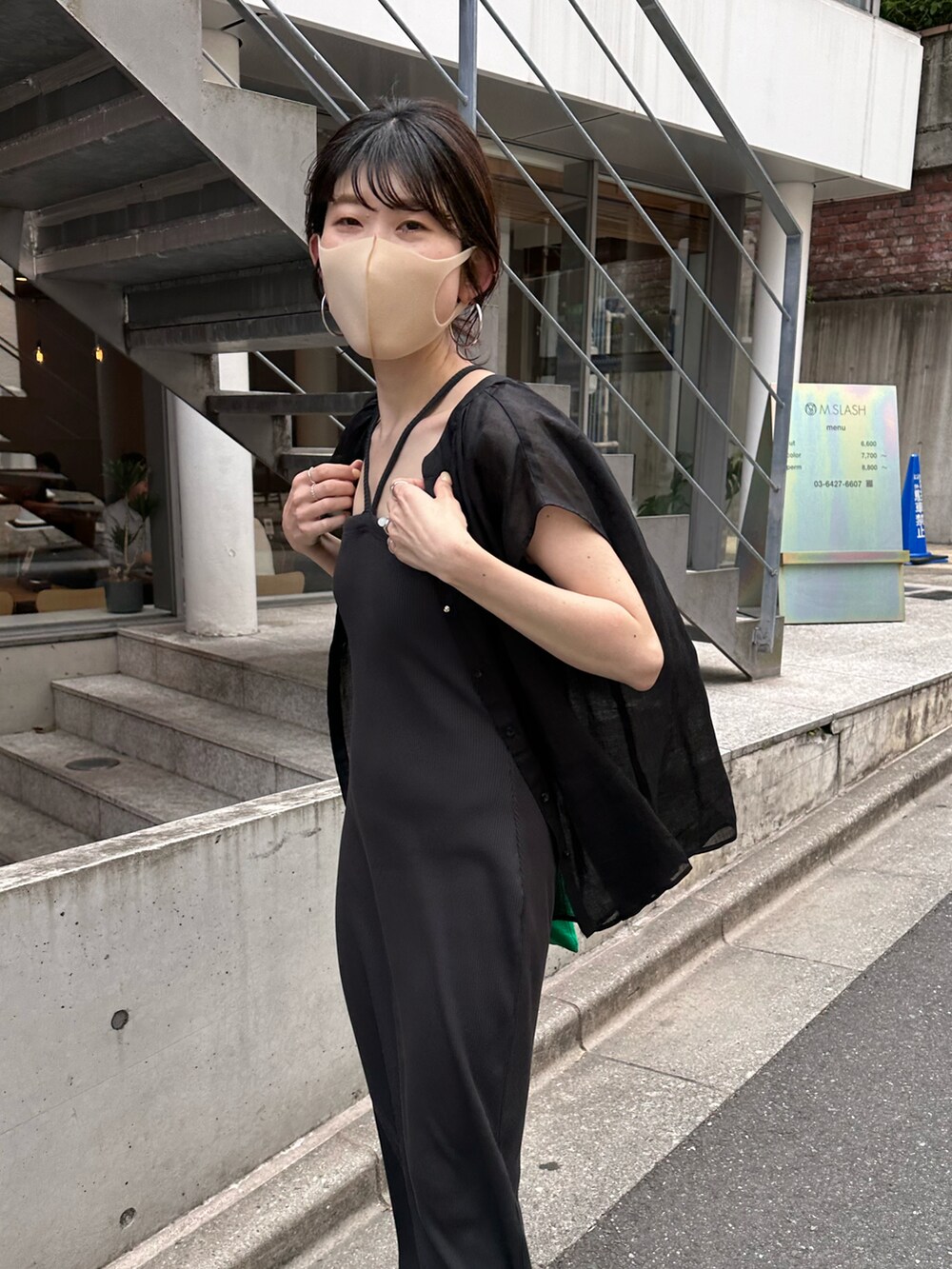 ブラック系のシャツ/ブラウス、グレー系のワンピース、ブラック系のサンダルを着用したレディースの春コーディネートの3枚目の写真