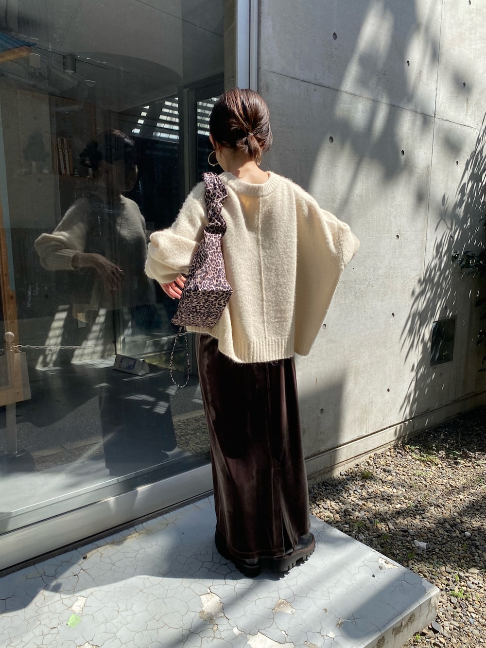 ベージュ系のワンピース、ベージュ系のニット/セーターを着用したレディースの秋コーディネートの2枚目の写真