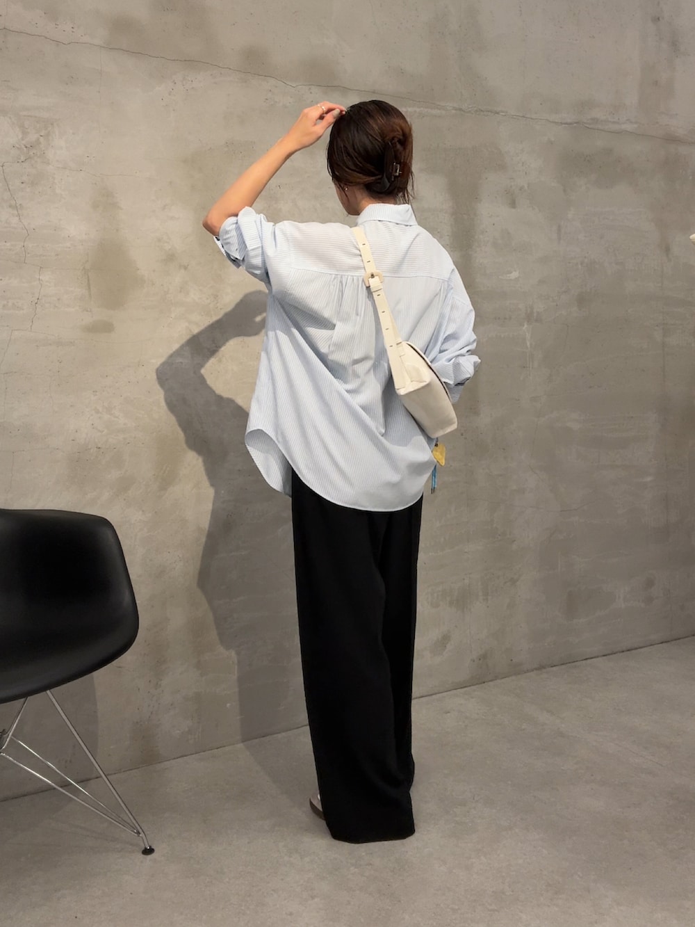 ブルー系のシャツ/ブラウス、ブラック系のその他パンツ、ホワイト系のショルダーバッグを着用したレディースの春コーディネートの3枚目の写真