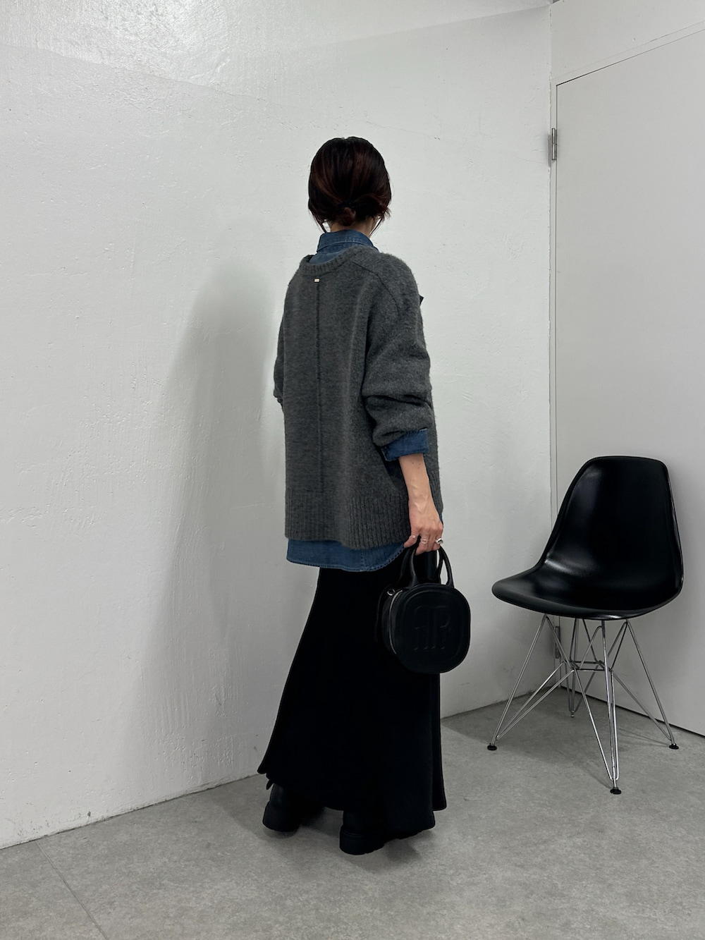 グレー系のニット/セーター、ブルー系のシャツ/ブラウス、ブルー系のスカートを着用したレディースの秋コーディネートの3枚目の写真