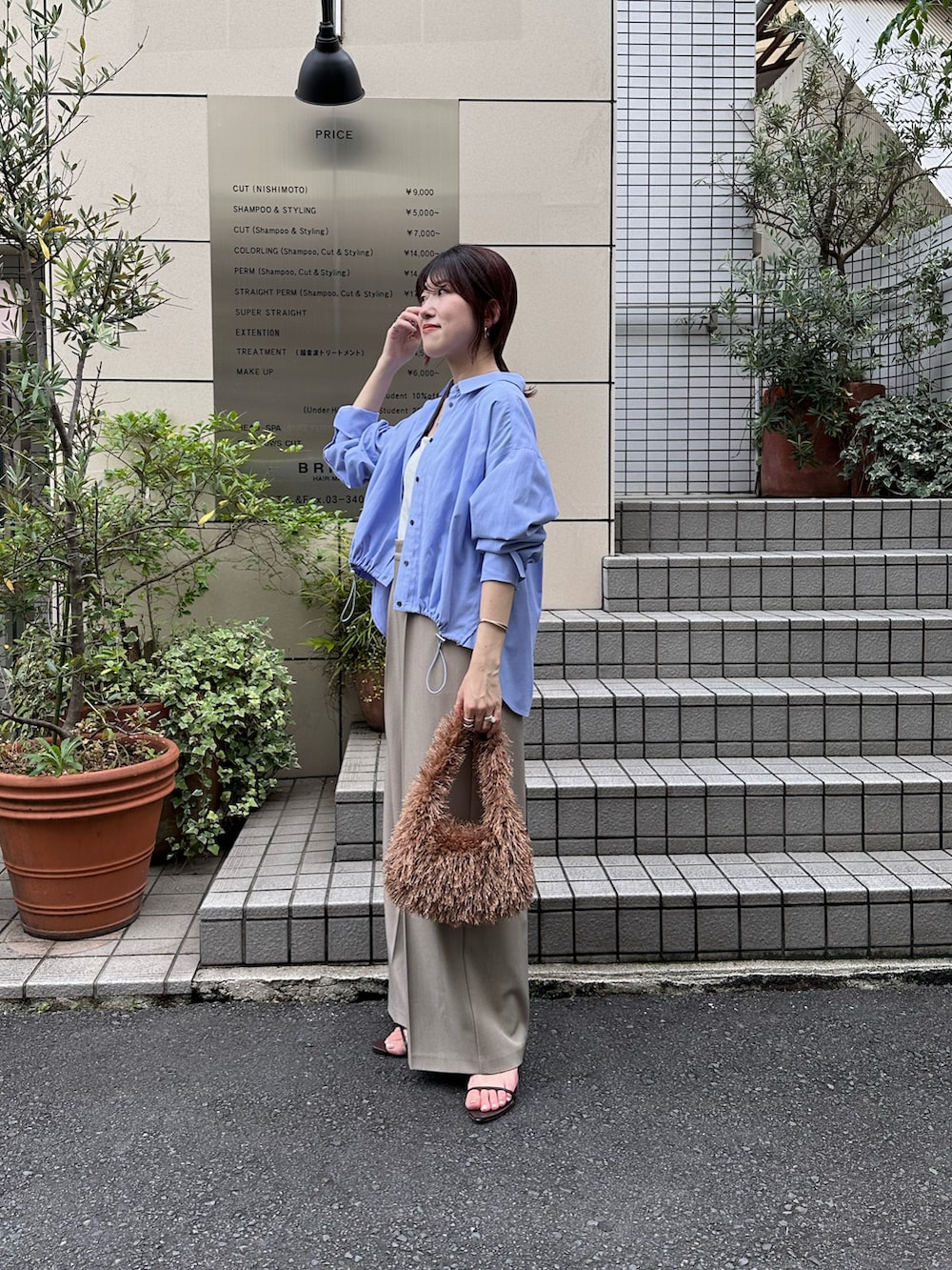 ブルー系のシャツ/ブラウス、ブラウン系のバッグ、ベージュ系のその他パンツを着用したレディースの夏コーディネートの5枚目の写真