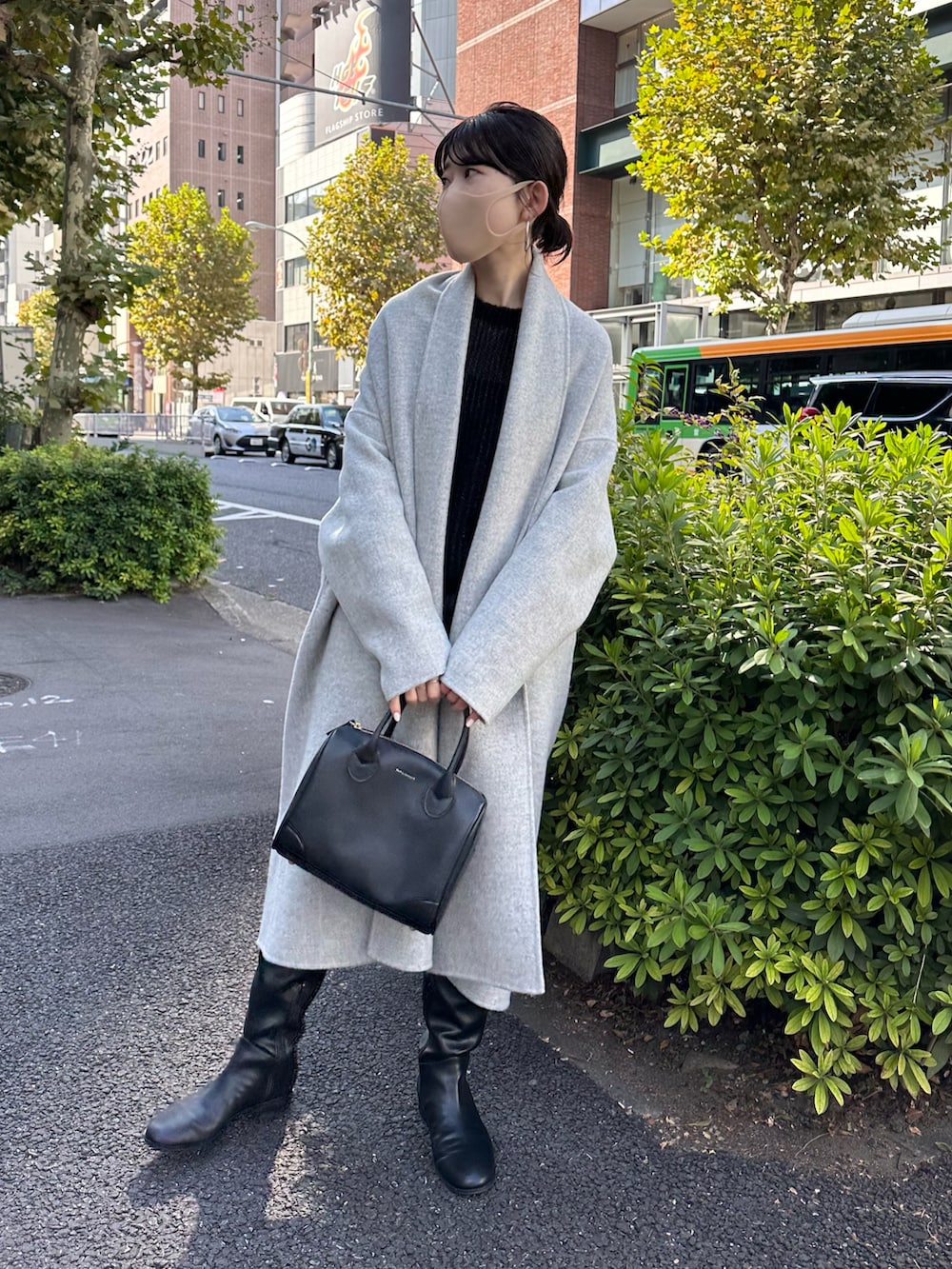 ブラック系のボストンバッグ、グレー系のその他アウター、ブラック系のニット/セーターを着用したレディースの秋コーディネートの2枚目の写真