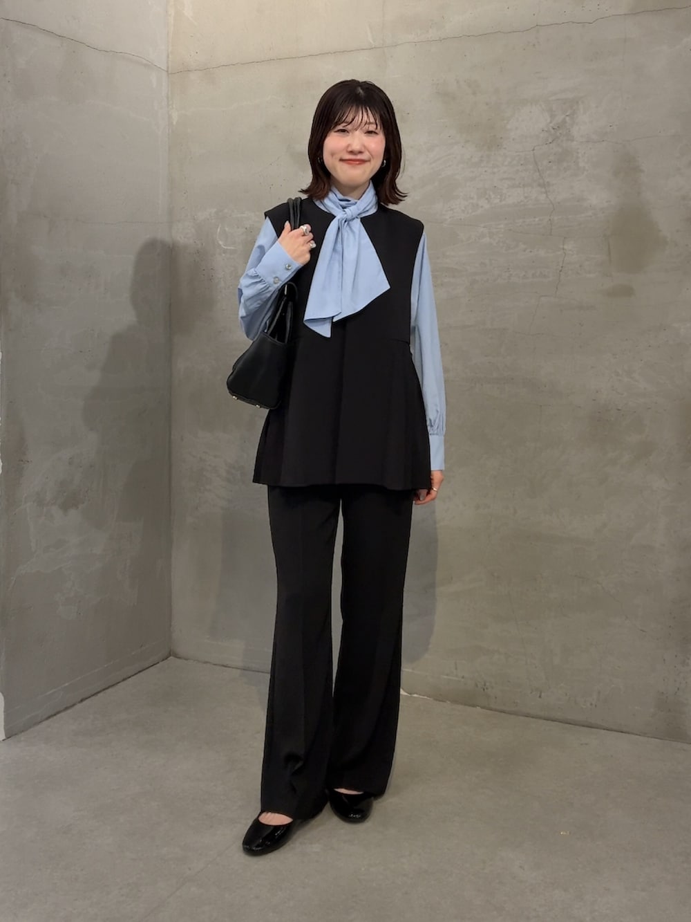 ブルー系のシャツ/ブラウス、ブラック系のベスト、ブラック系のその他パンツを着用したレディースの冬コーディネートの2枚目の写真