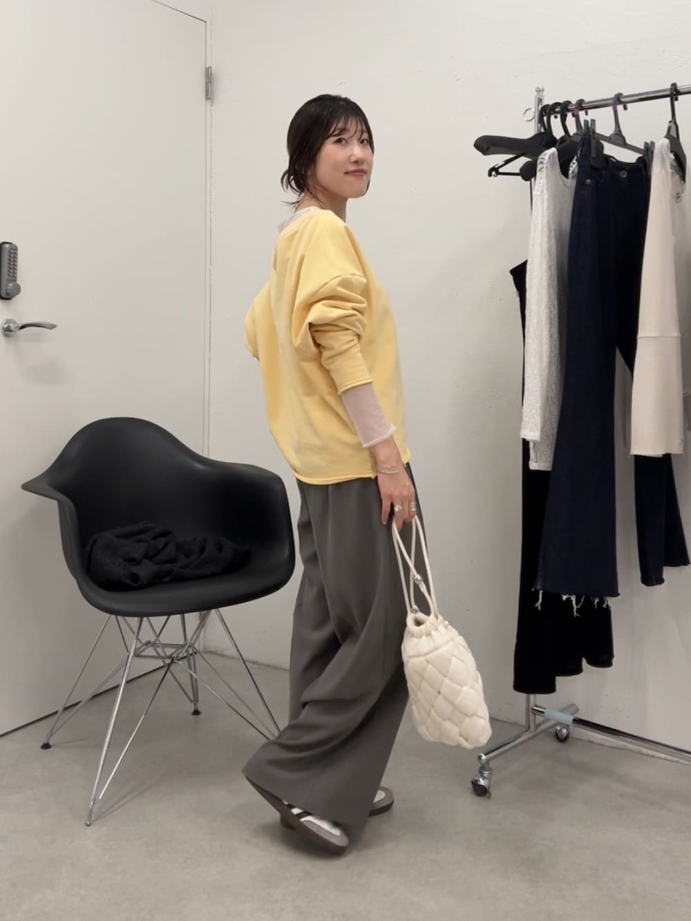 イエロー系のスウェット、グレー系のセットアップ、ホワイト系のTシャツ/カットソーを着用したレディースの秋コーディネートの2枚目の写真