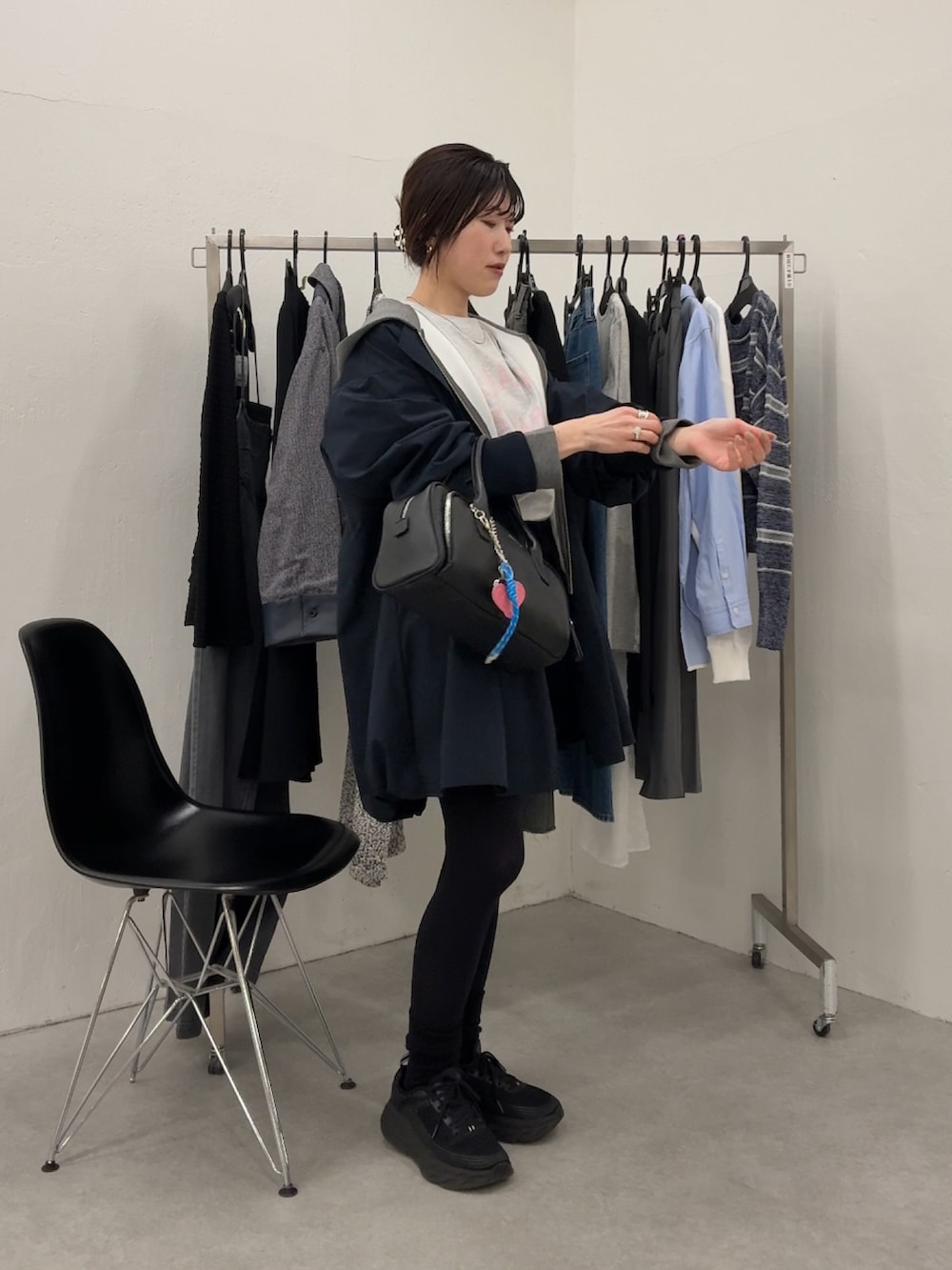 グレー系のTシャツ/カットソー、グレー系のパーカー、ブルー系のその他アウターを着用したレディースの冬コーディネートの4枚目の写真