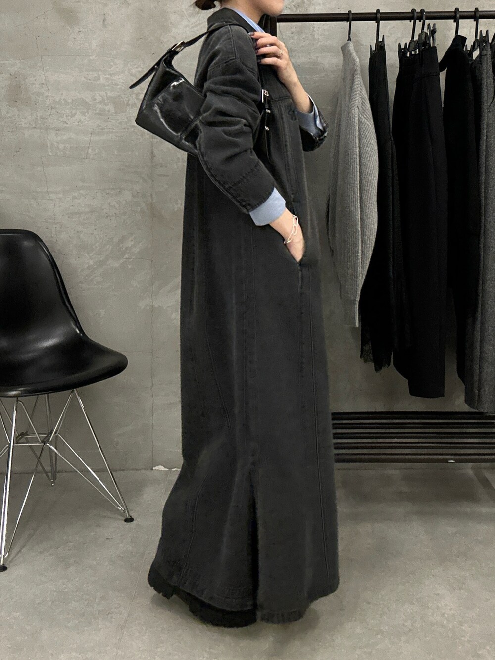 ブラック系のワンピース、ブルー系のシャツ/ブラウス、ホワイト系のバッグを着用したレディースの秋コーディネートの3枚目の写真