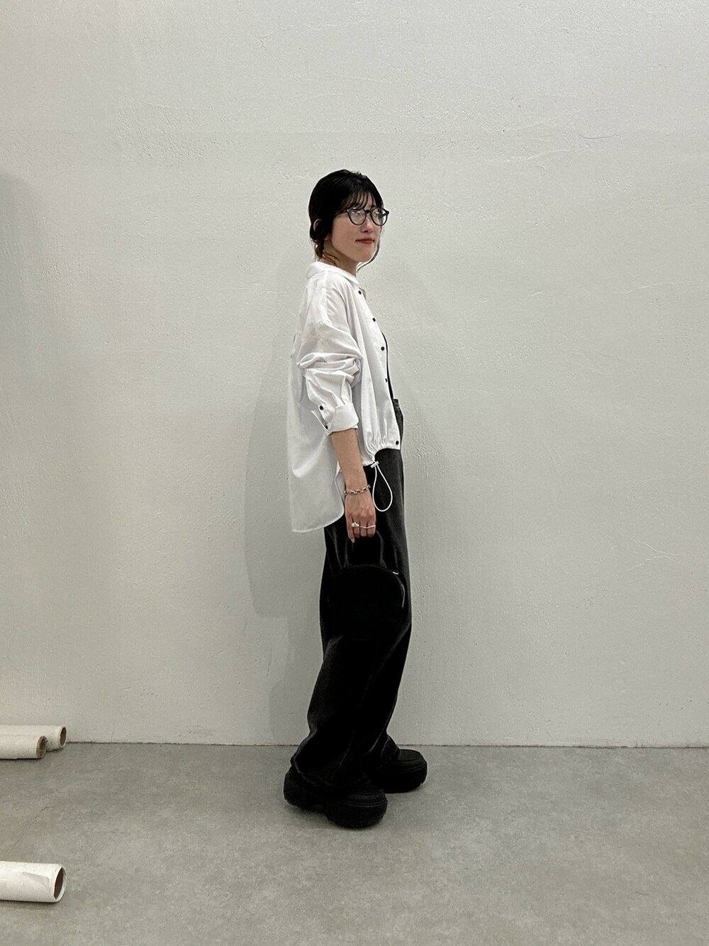 ホワイト系のシャツ/ブラウス、ブラック系のデニムパンツ、ブラック系のハンドバッグを着用したレディースの秋コーディネートの4枚目の写真