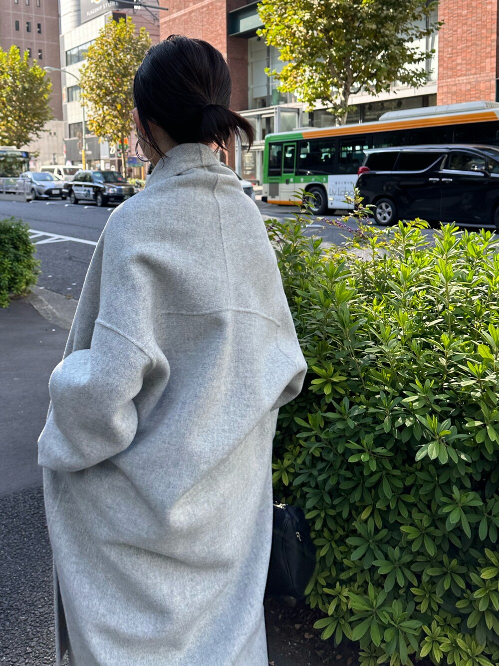 ブラック系のボストンバッグ、グレー系のその他アウター、ブラック系のニット/セーターを着用したレディースの秋コーディネートの4枚目の写真