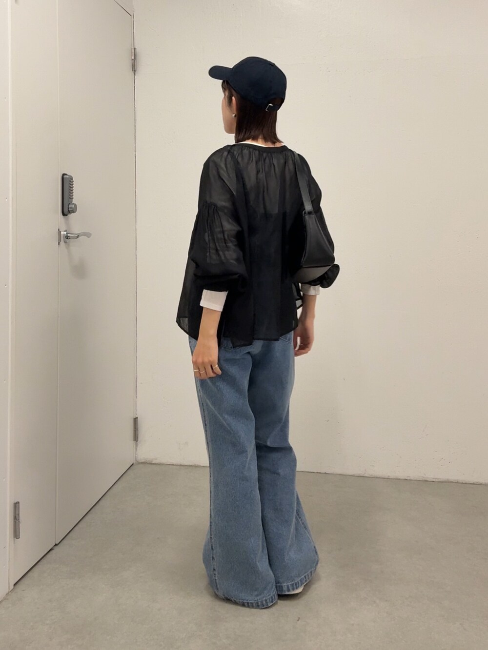 ブルー系のサロペット/オーバーオール、ブラック系のシャツ/ブラウス、ホワイト系のTシャツ/カットソーを着用したレディースの春コーディネートの3枚目の写真