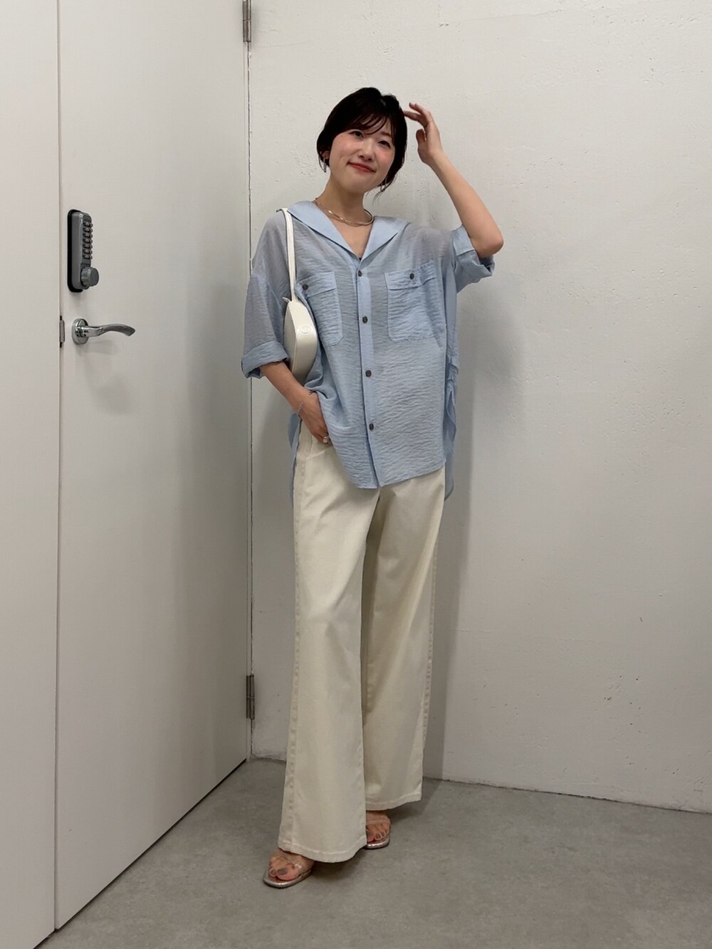 ブルー系のシャツ/ブラウス、ベージュ系のデニムパンツを着用したレディースの夏コーディネートの5枚目の写真