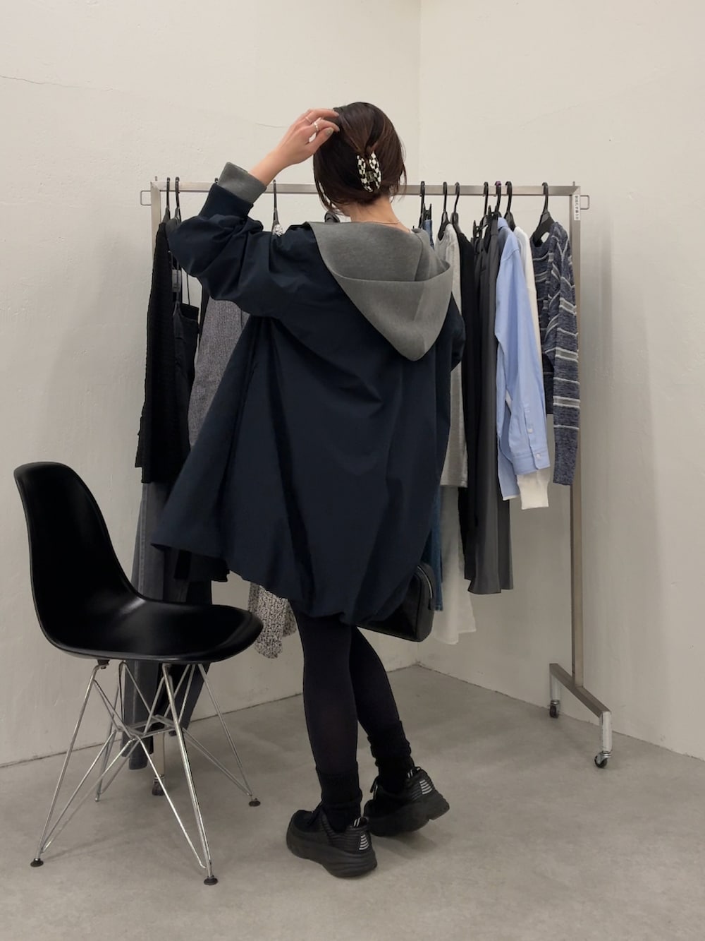 グレー系のTシャツ/カットソー、グレー系のパーカー、ブルー系のその他アウターを着用したレディースの冬コーディネートの3枚目の写真