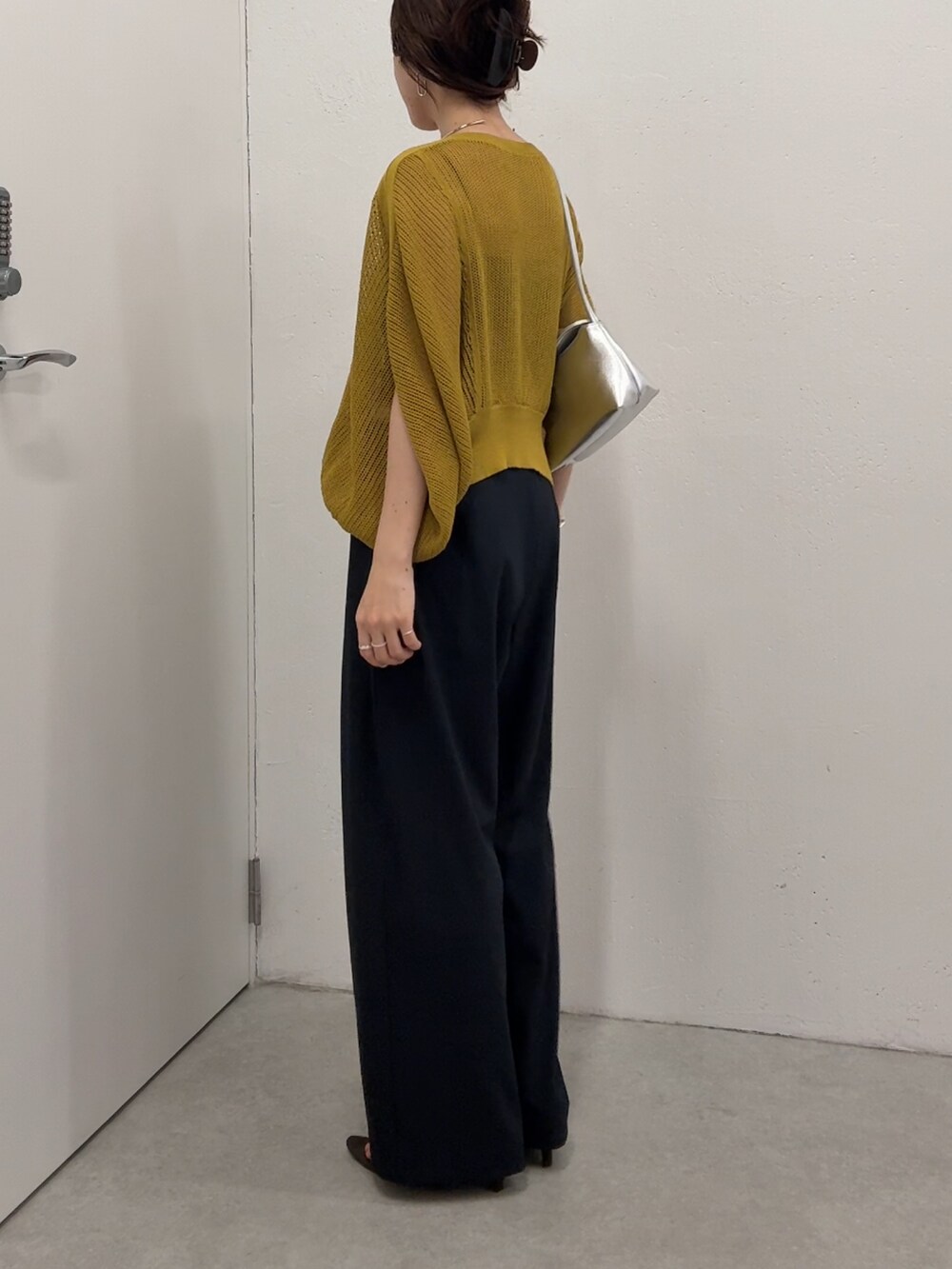 イエロー系のカーディガン/ボレロ、ブラック系のその他パンツ、シルバー系のショルダーバッグを着用したレディースの夏コーディネートの5枚目の写真