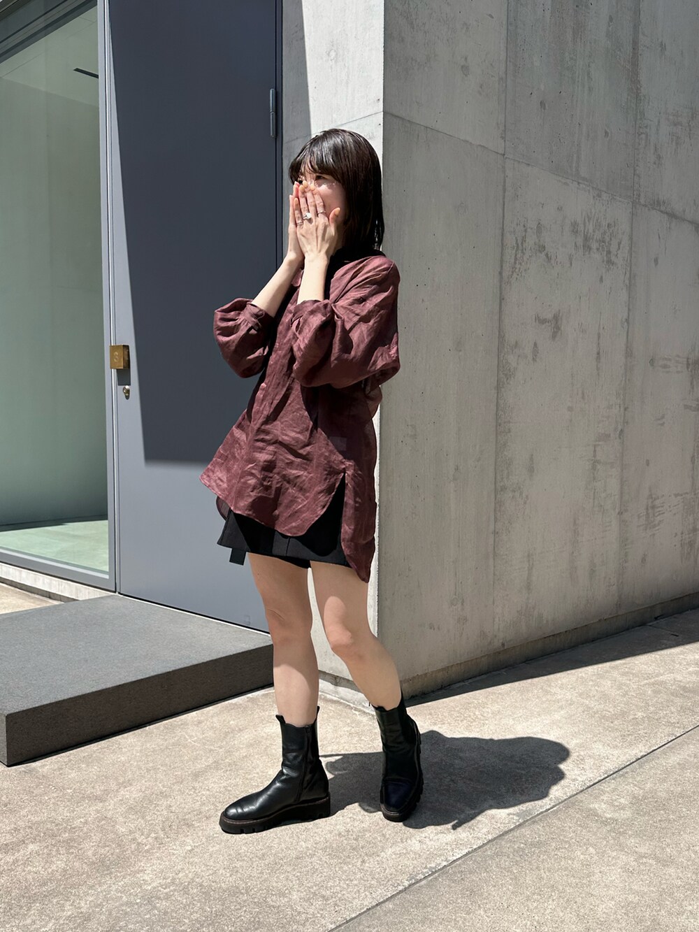 ブラウン系のシャツ/ブラウスを着用したレディースの春コーディネートの2枚目の写真