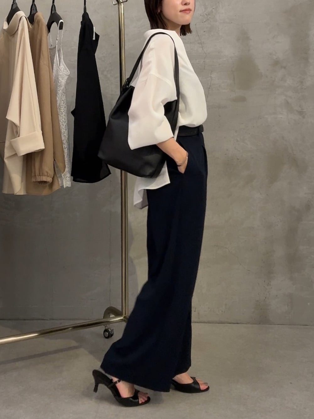 ホワイト系のシャツ/ブラウス、ブルー系のその他パンツ、ブラック系のショルダーバッグを着用したレディースの春コーディネートの3枚目の写真