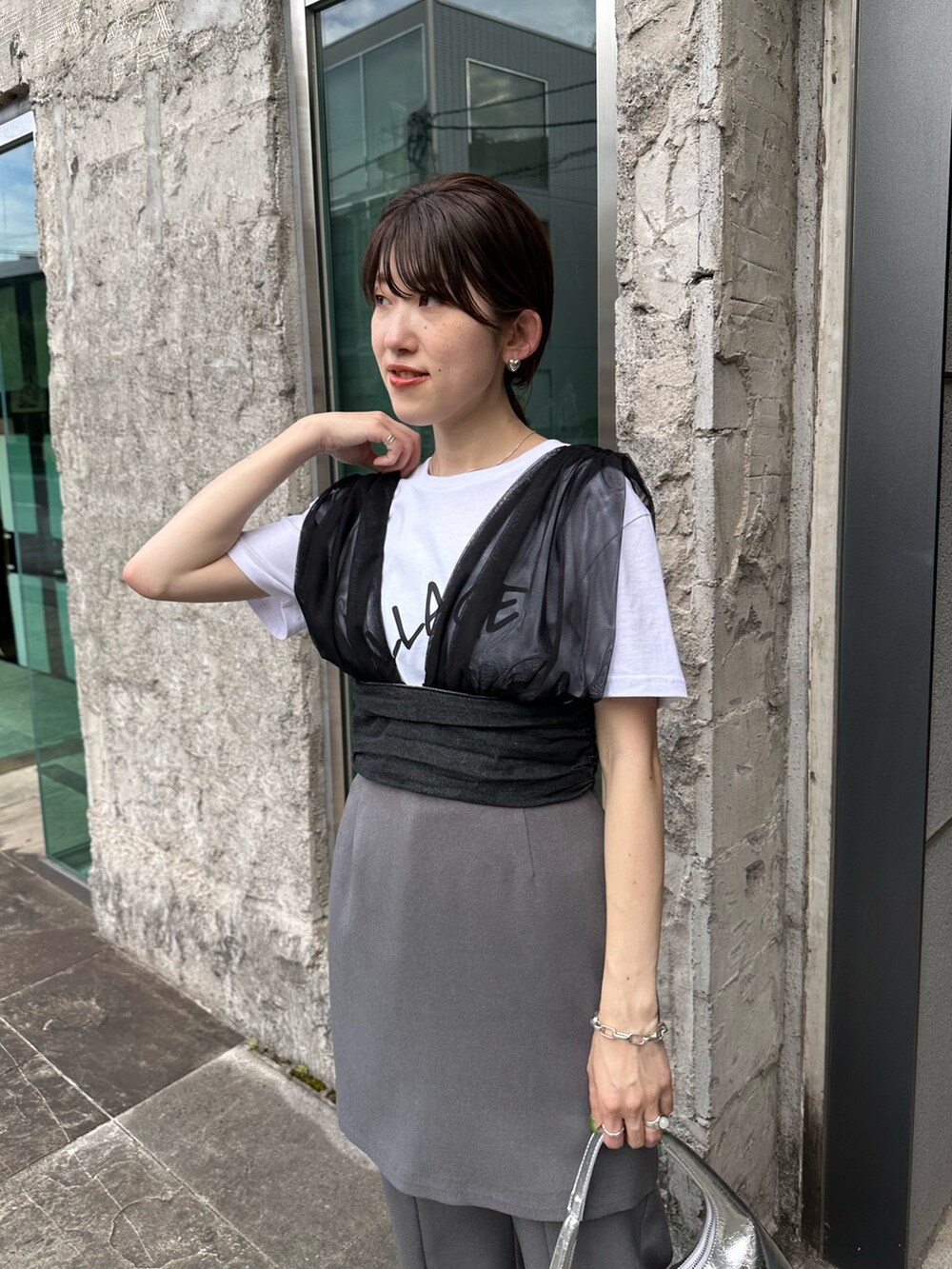 グレー系のスカート、グレー系のパンツ、ブラック系のベストを着用したレディースの夏コーディネートの3枚目の写真