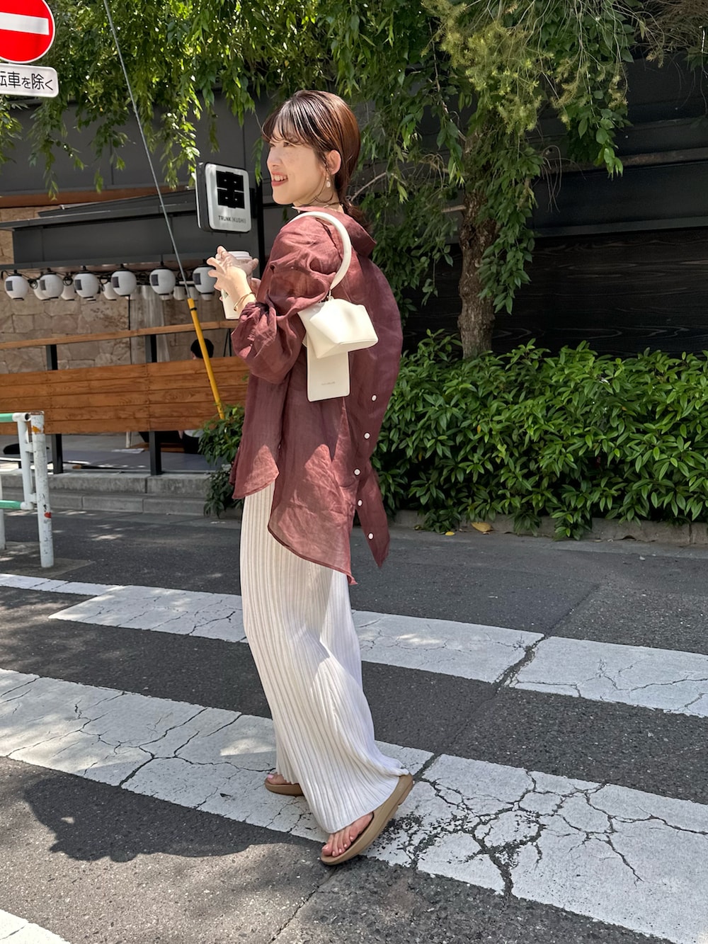 ブラウン系のシャツ/ブラウス、ホワイト系のワンピースを着用したレディースの春コーディネートの4枚目の写真