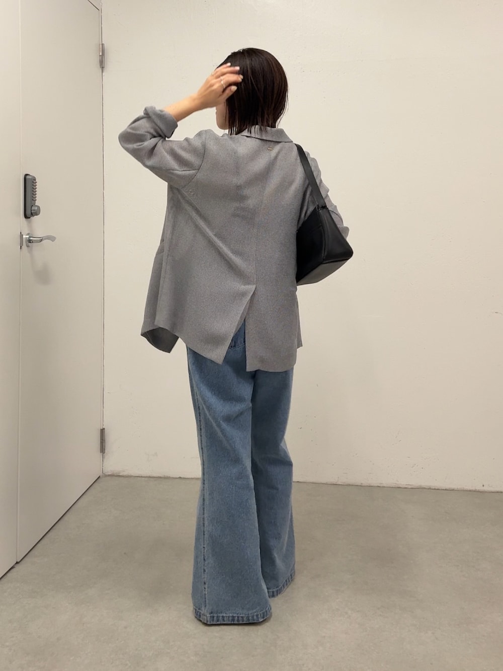 ブルー系のサロペット/オーバーオール、ホワイト系のTシャツ/カットソー、グレー系のテーラードジャケットを着用したレディースの春コーディネートの3枚目の写真