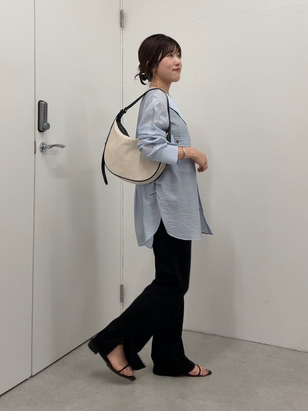 ブルー系のシャツ/ブラウス、ブラック系のその他パンツ、ゴールド系のネックレスを着用したレディースの夏コーディネートの4枚目の写真