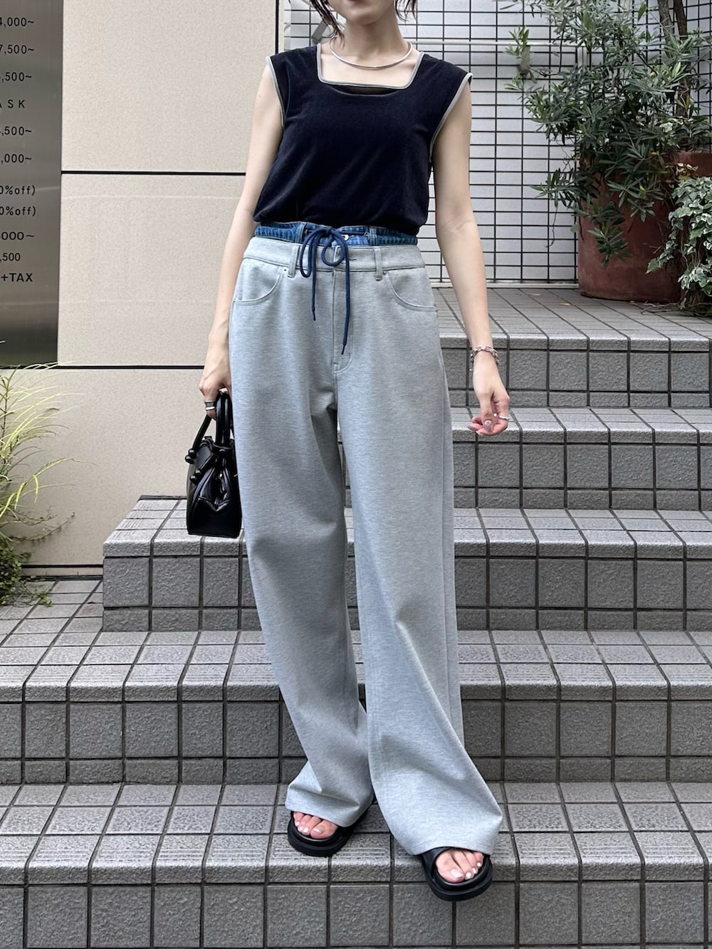 ブルー系のTシャツ/カットソー、グレー系のデニムパンツ、ブラック系のバッグを着用したレディースの夏コーディネートの2枚目の写真