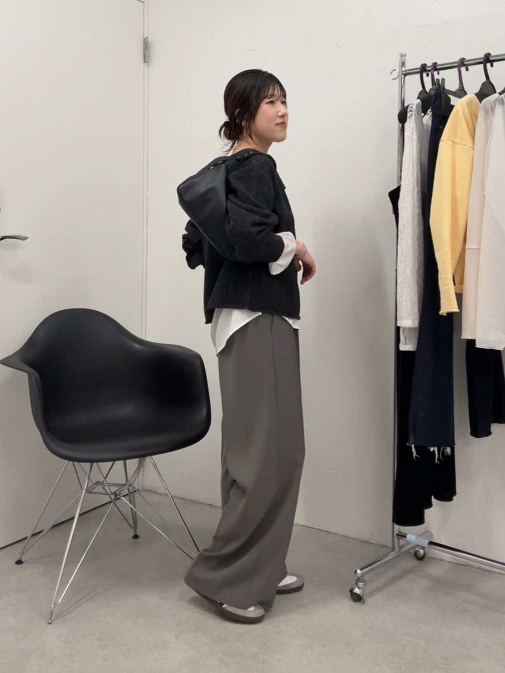 グレー系のニット/セーター、ホワイト系のシャツ/ブラウス、グレー系のセットアップを着用したレディースの秋コーディネートの3枚目の写真