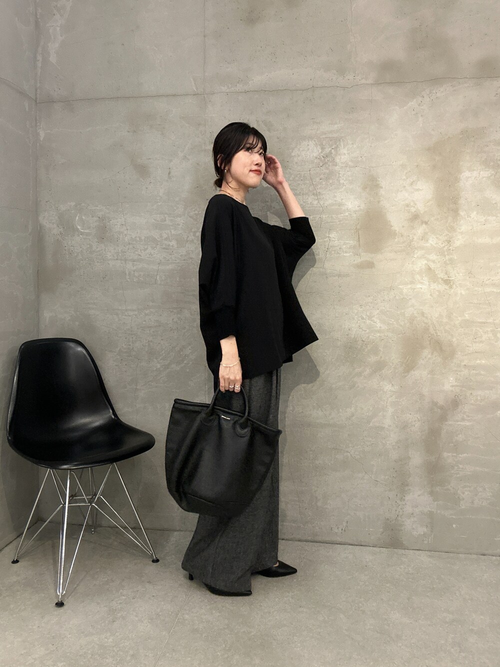 ブラック系のシャツ/ブラウス、グレー系のその他パンツ、ブラック系のトートバッグを着用したレディースの秋コーディネートの4枚目の写真