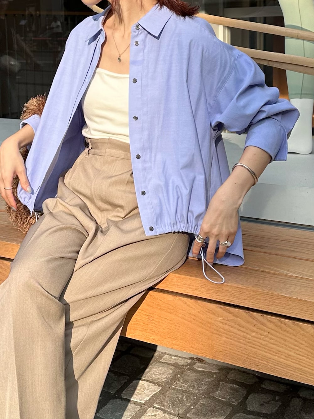 ブルー系のシャツ/ブラウス、ブラウン系のバッグ、ベージュ系のその他パンツを着用したレディースの夏コーディネートの4枚目の写真