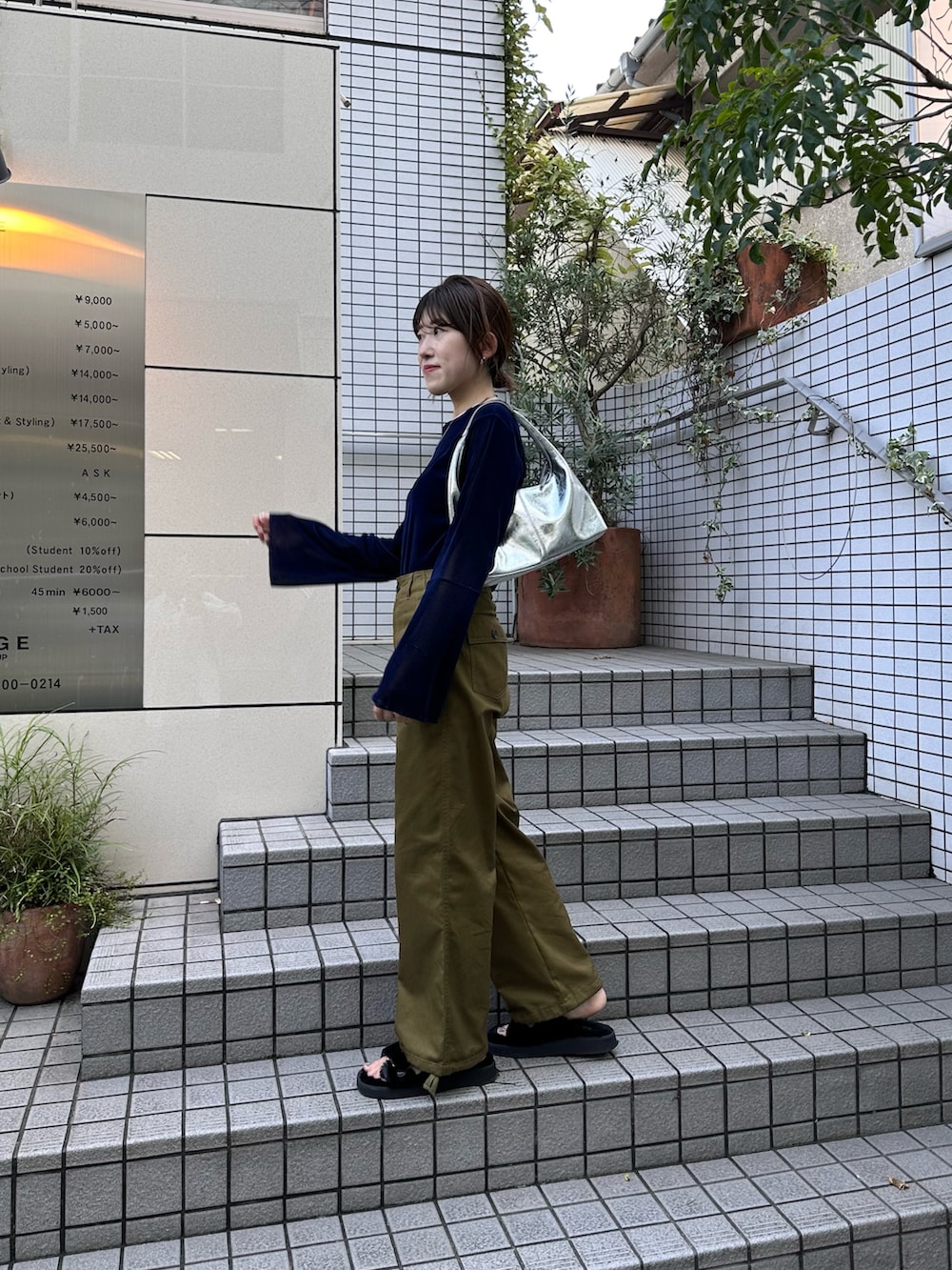 ブラック系のカーゴパンツ、レッド系のTシャツ/カットソー、シルバー系のネックレスを着用したレディースの秋コーディネートの3枚目の写真