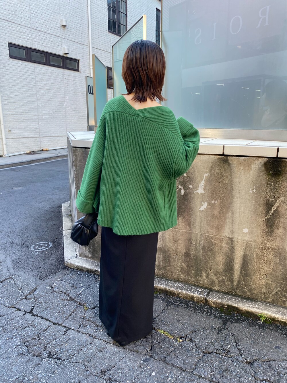 ブラック系のキャミソール、グリーン系のカーディガン/ボレロ、グリーン系のショルダーバッグを着用したレディースの夏コーディネートの4枚目の写真