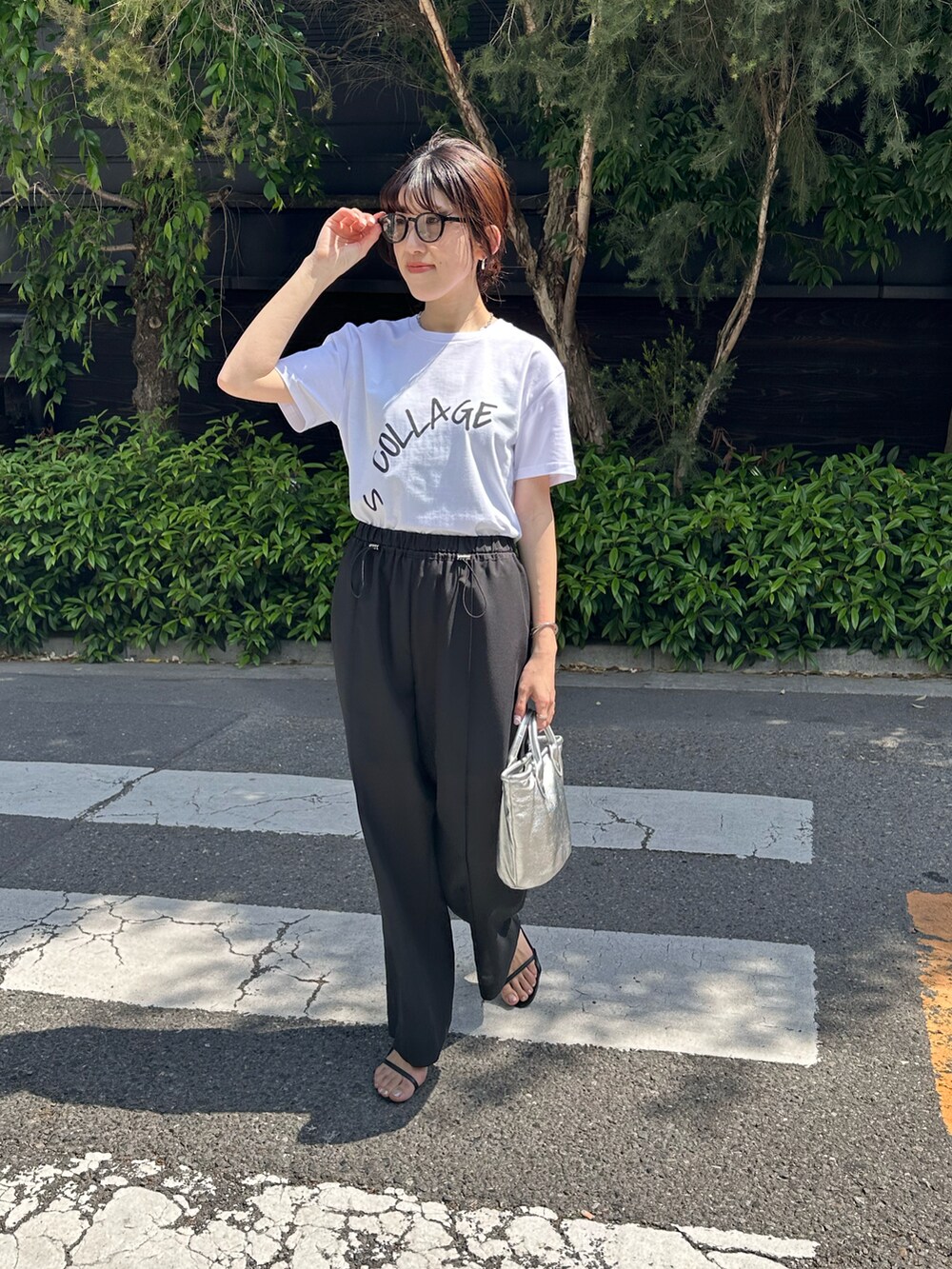 ホワイト系のTシャツ/カットソー、ブラック系のその他パンツ、シルバー系のトートバッグを着用したレディースの春コーディネートの3枚目の写真