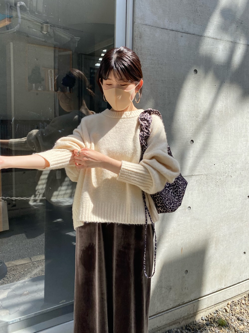 ベージュ系のワンピース、ベージュ系のニット/セーターを着用したレディースの秋コーディネートの4枚目の写真