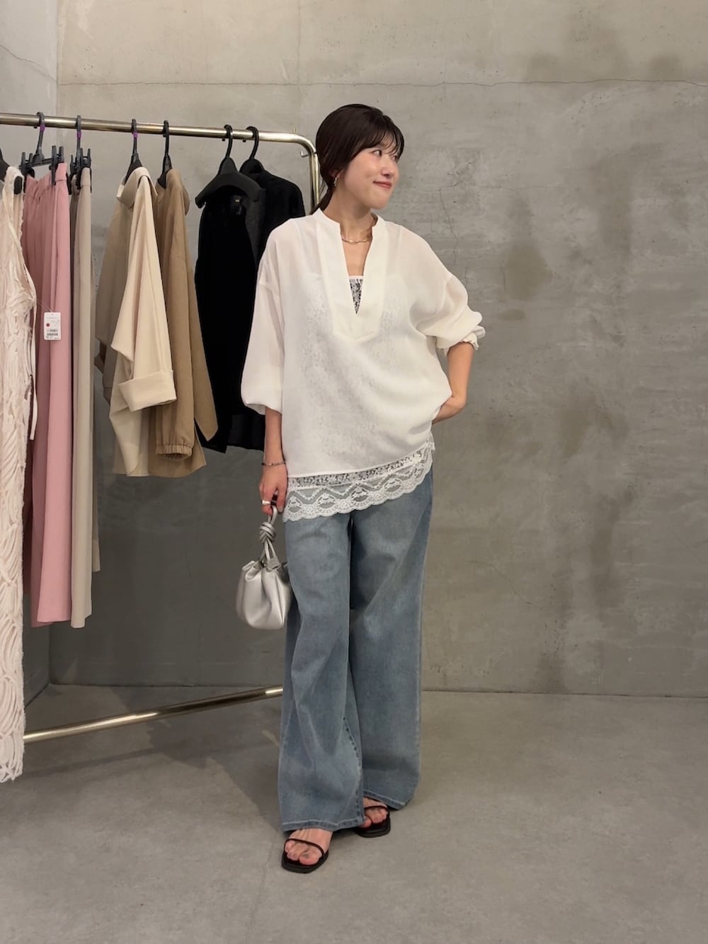 ホワイト系のシャツ/ブラウス、ブルー系のデニムパンツ、ホワイト系のキャミソールを着用したレディースの春コーディネートの4枚目の写真