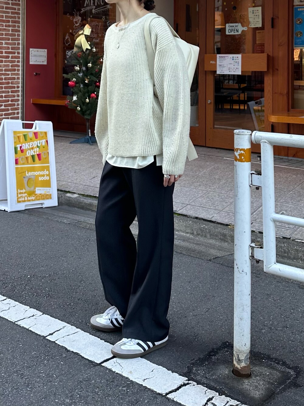 ホワイト系のニット/セーター、ブルー系のスラックス、ホワイト系のシャツ/ブラウスを着用したレディースの冬コーディネートの2枚目の写真