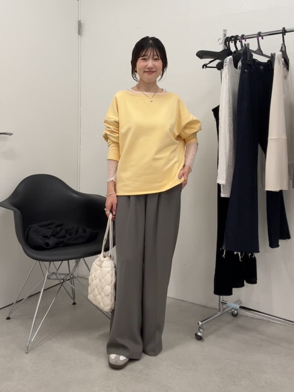 イエロー系のスウェット、グレー系のセットアップ、ホワイト系のTシャツ/カットソーを着用したレディースの秋コーディネートの4枚目の写真