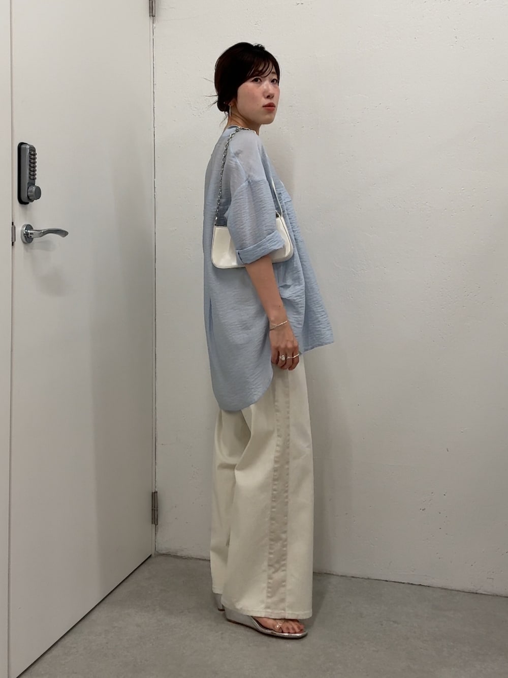 ブルー系のシャツ/ブラウス、ベージュ系のデニムパンツを着用したレディースの夏コーディネートの4枚目の写真