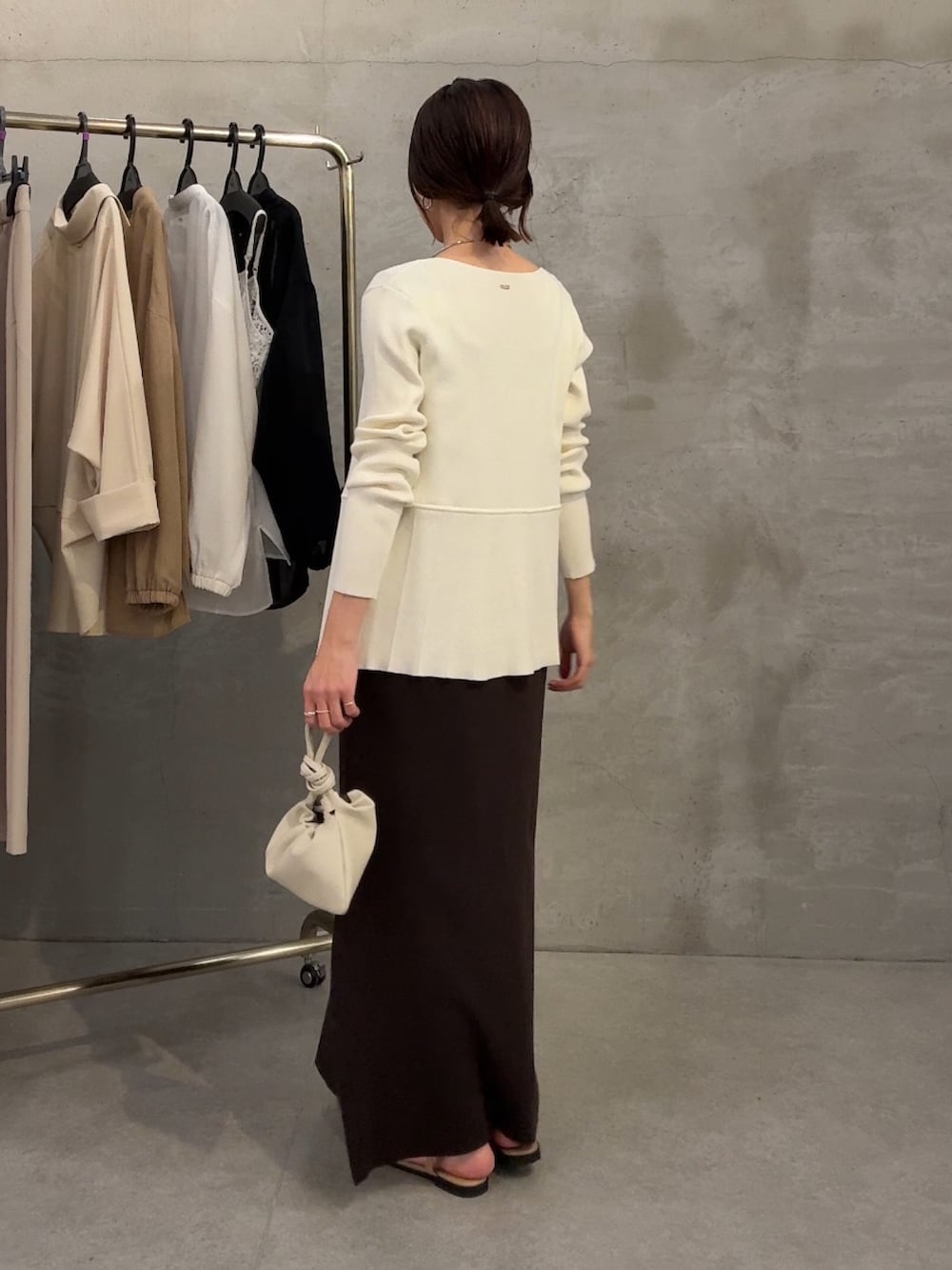 ホワイト系のカーディガン/ボレロ、ブラウン系のワンピース、ホワイト系のショルダーバッグを着用したレディースの春コーディネートの4枚目の写真