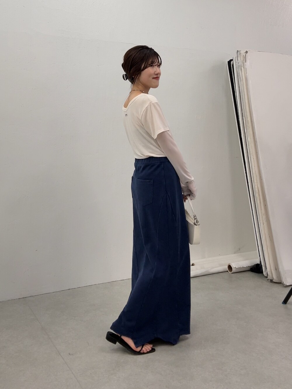 ホワイト系のTシャツ/カットソー、ブルー系のスカートを着用したレディースの夏コーディネートの4枚目の写真