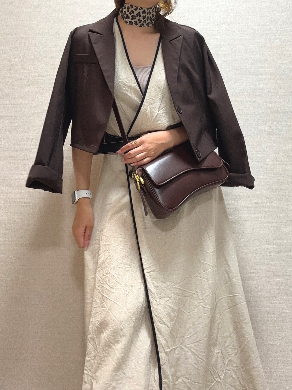 ブラウン系のセットアップ、ブラウン系のショルダーバッグ、ベージュ系のワンピース/ドレスを着用したレディースの夏コーディネートの3枚目の写真