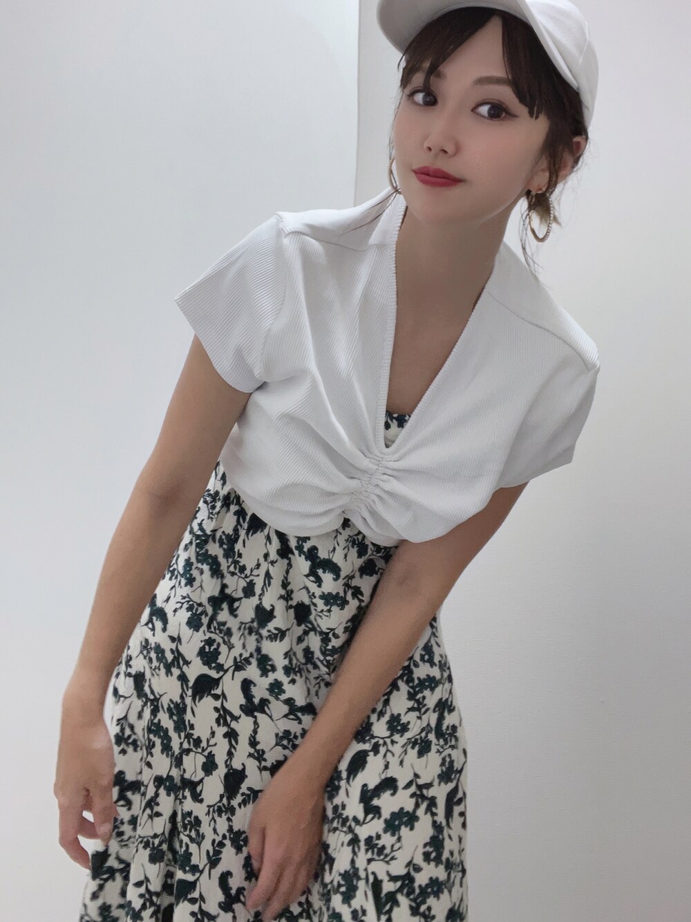 ホワイト系のワンピース、ホワイト系のTシャツ/カットソー、ホワイト系のキャップを着用したレディースの夏コーディネートの3枚目の写真