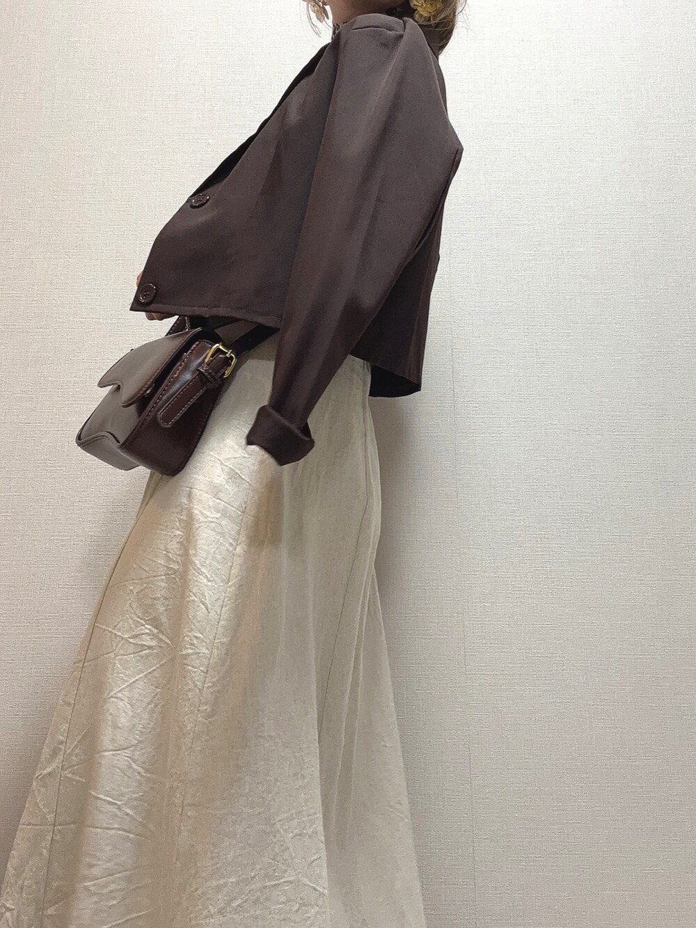 ブラウン系のセットアップ、ブラウン系のショルダーバッグ、ベージュ系のワンピース/ドレスを着用したレディースの夏コーディネートの4枚目の写真