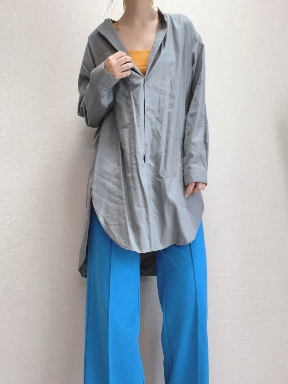 グレー系のシャツ/ブラウス、オレンジ系のチューブトップ、ブルー系のその他パンツを着用したレディースの冬コーディネートの2枚目の写真