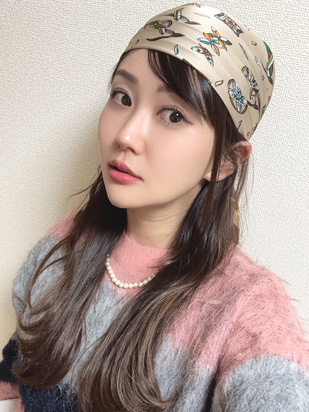 ピンク系のニット/セーター、オレンジ系のショルダーバッグ、ブラック系のスカートを着用したレディースの秋コーディネートの4枚目の写真