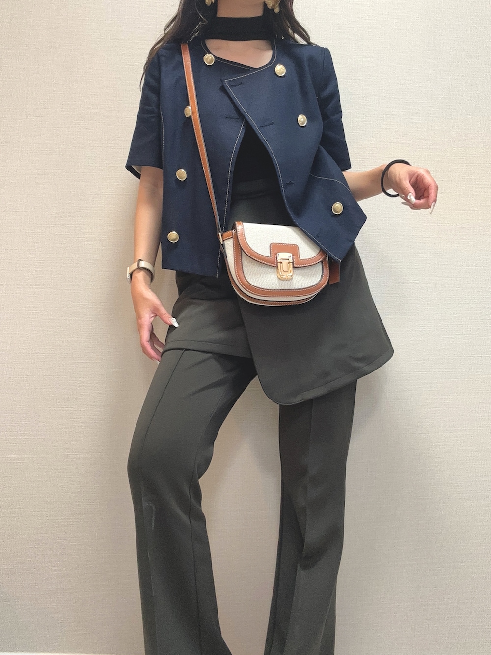 グリーン系のスラックス、ベージュ系のショルダーバッグ、ブルー系のノーカラージャケットを着用したレディースの夏コーディネートの2枚目の写真