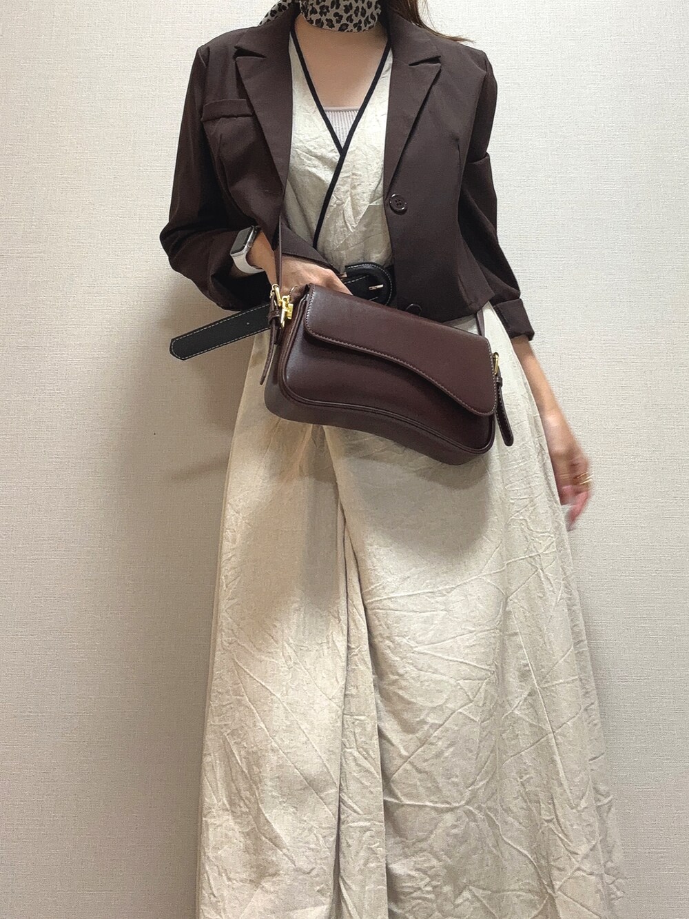 ブラウン系のセットアップ、ブラウン系のショルダーバッグ、ベージュ系のワンピース/ドレスを着用したレディースの夏コーディネートの2枚目の写真