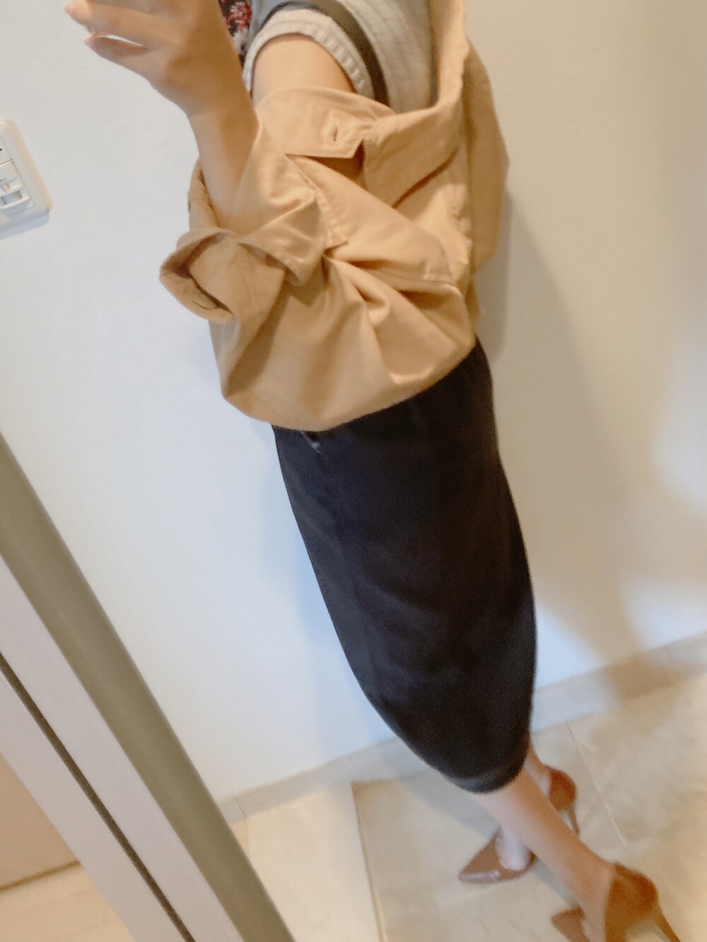 ブラウン系のパンプス、ブラック系のスカート、その他のバンダナ/スカーフを着用したレディースの夏コーディネートの3枚目の写真