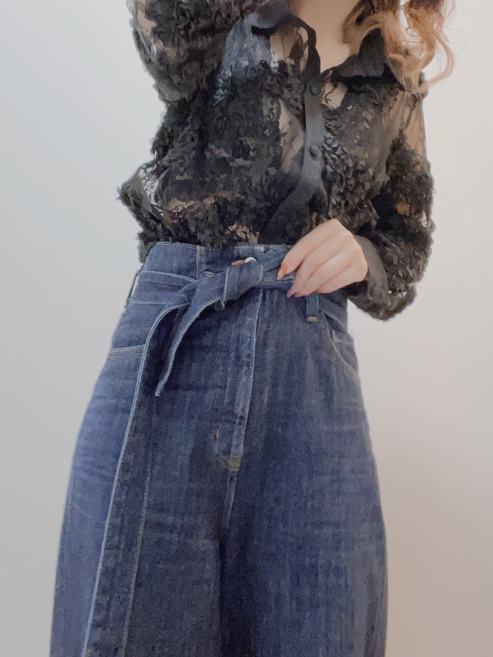 ブラック系のシャツ/ブラウス、ブルー系のデニムパンツ、ブラック系のブラジャーを着用したレディースの春コーディネートの2枚目の写真