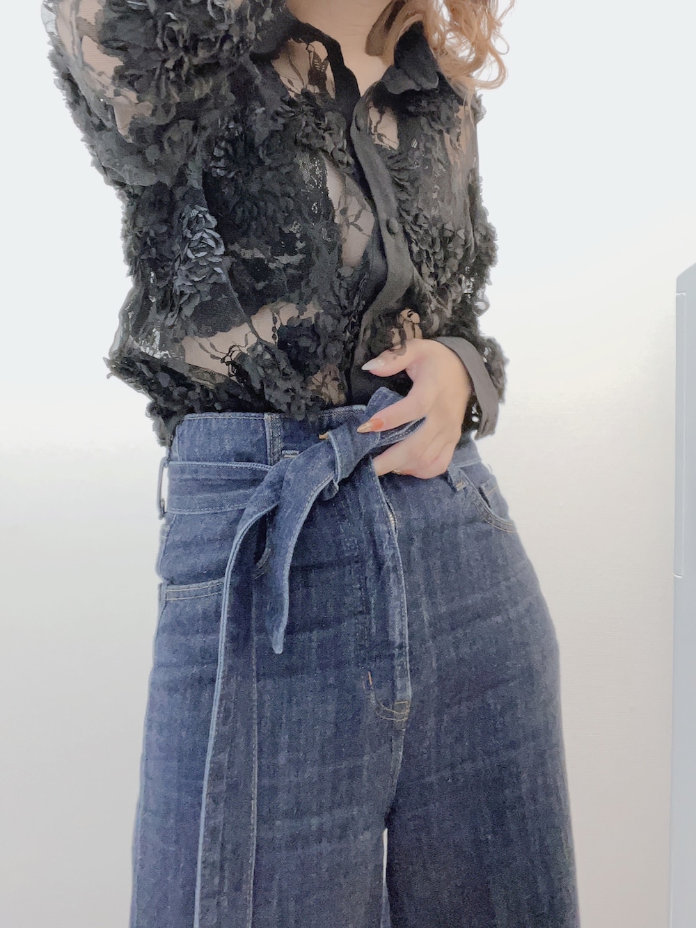 ブラック系のシャツ/ブラウス、ブルー系のデニムパンツ、ブラック系のブラジャーを着用したレディースの春コーディネートの3枚目の写真